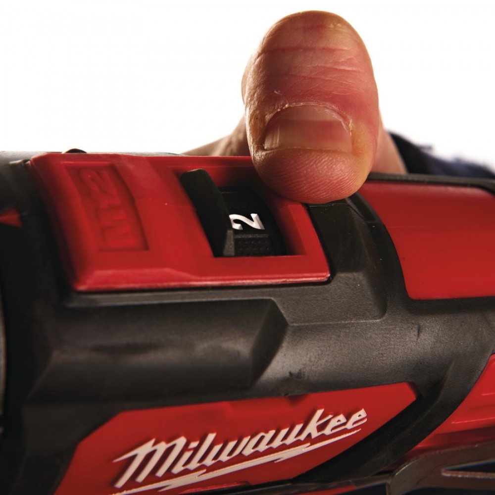 Аккумуляторная дрель-шуруповерт MILWAUKEE M12 BPD-0 , крут. мом. 30 Нм (4933441950)