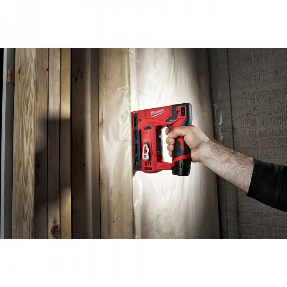 Степлер скобозабивной аккумуляторный MILWAUKEE M12 BST-202X (4933459635)